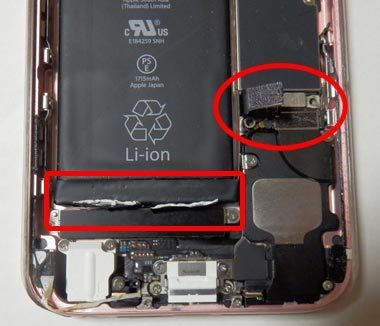 iPhoneのバッテリーコネクタと両面テープを剥がす